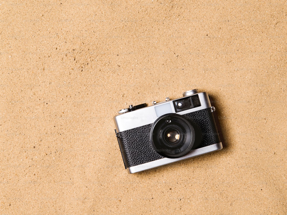 Leica M6 analog fotoğraf makinesi kum zemin üzerinde
