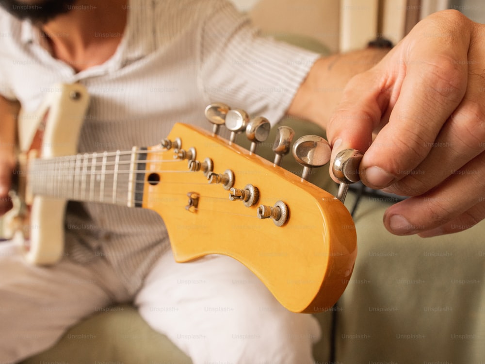 Fender Stratocaster gitarın burgu bölümü akort edilirken