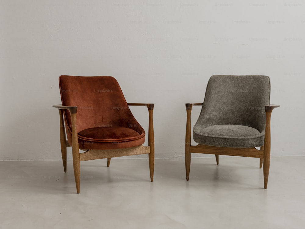 İki adet mid-century tasarım berjer yan yana