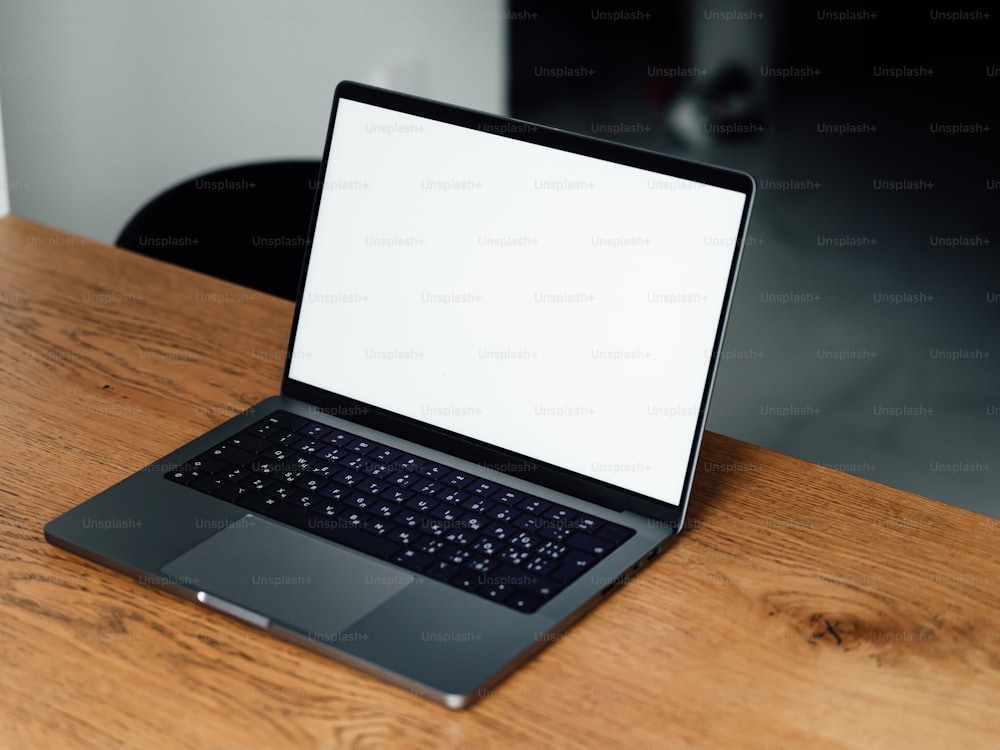 Açık hâldeki MacBook Pro ahşap masa üzerinde